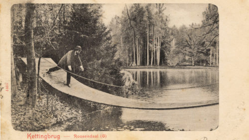 Alle dagen even mooi: man op kettingbrug, Roozendaal 1902